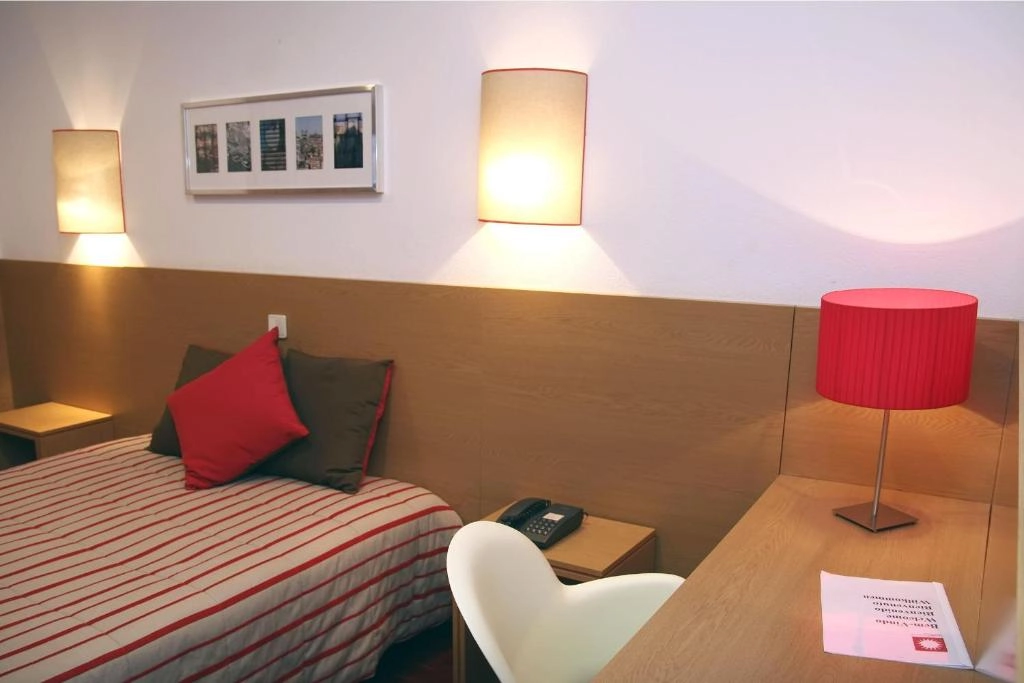 Costa do Sol B&B guest room with red accents